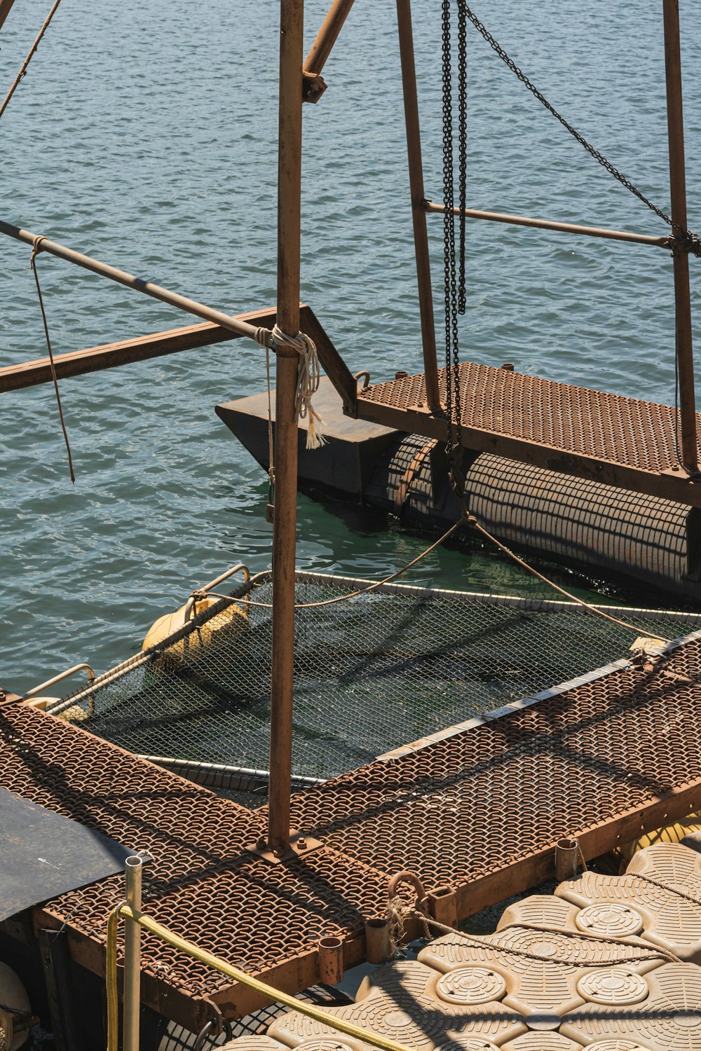 Un barco está atracado en el agua cerca de un muelle