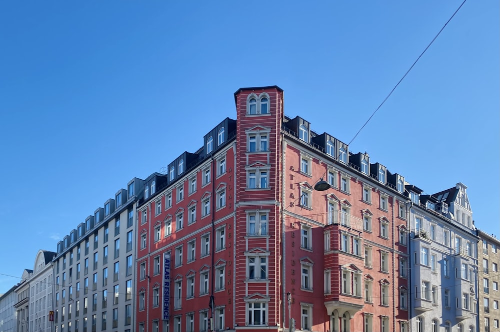 Un edificio rojo alto con muchas ventanas