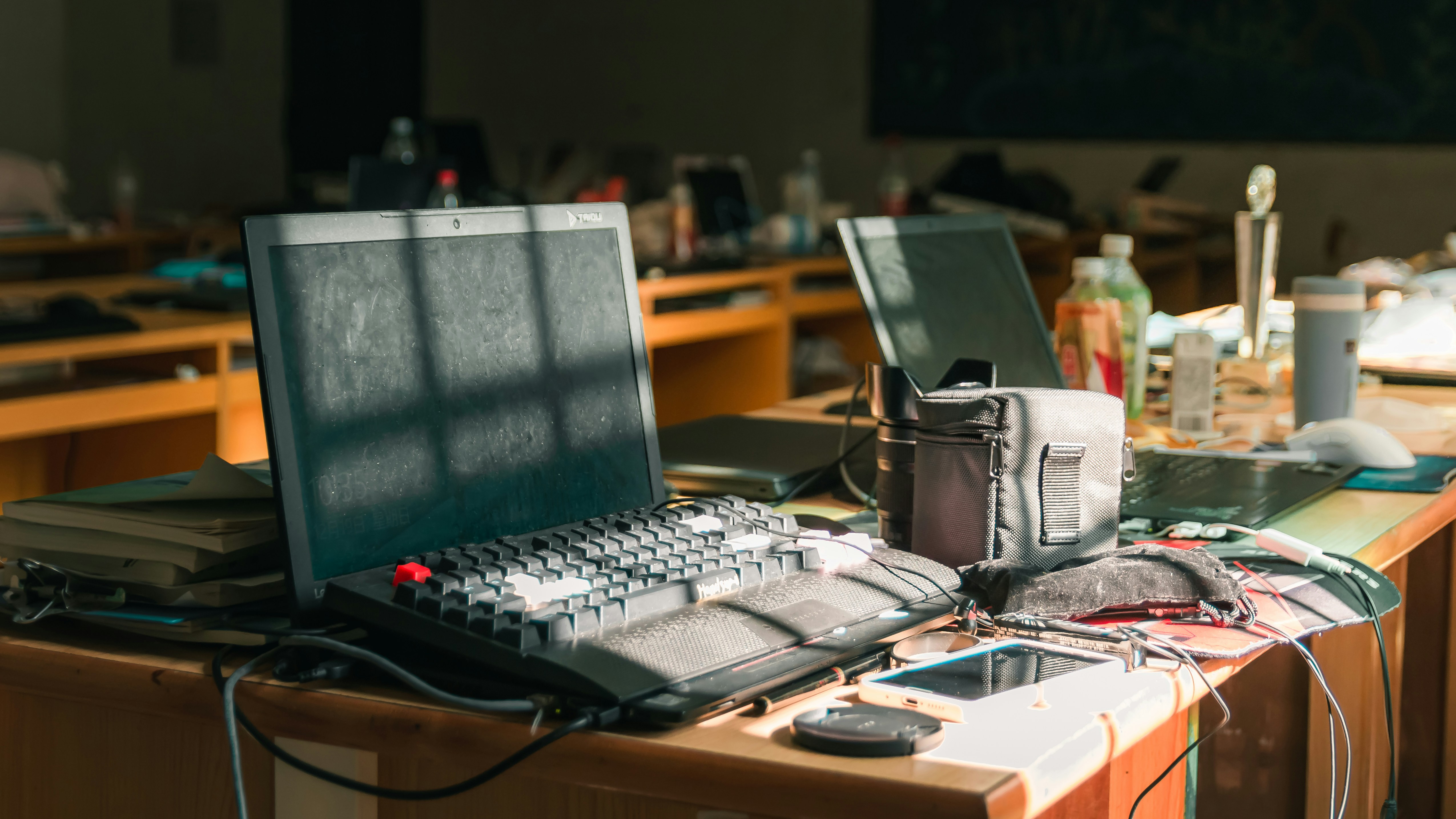 komputer laptop yang duduk di atas meja kayu
