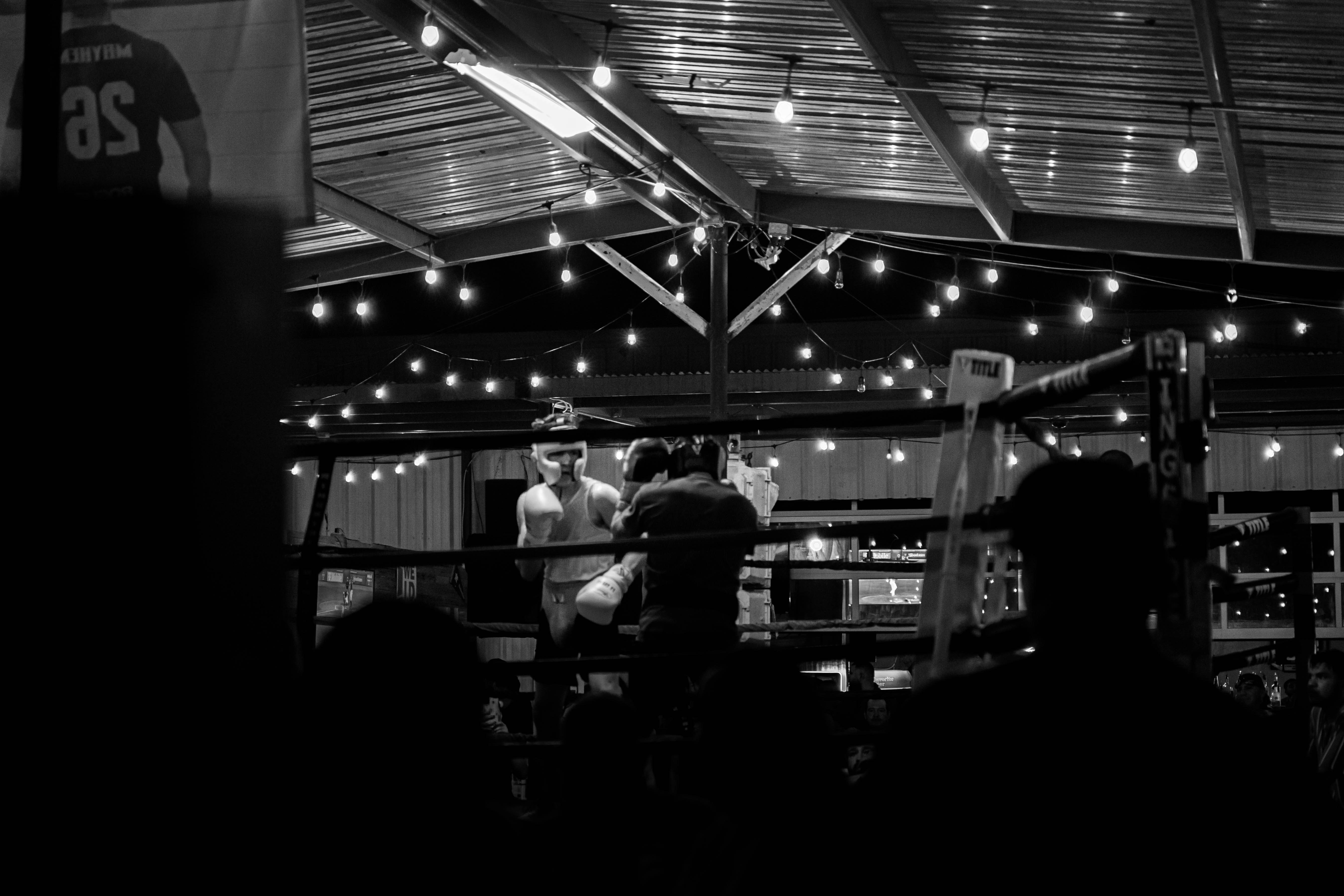 Ring de boxeo iluminado antes de una pelea estelar
