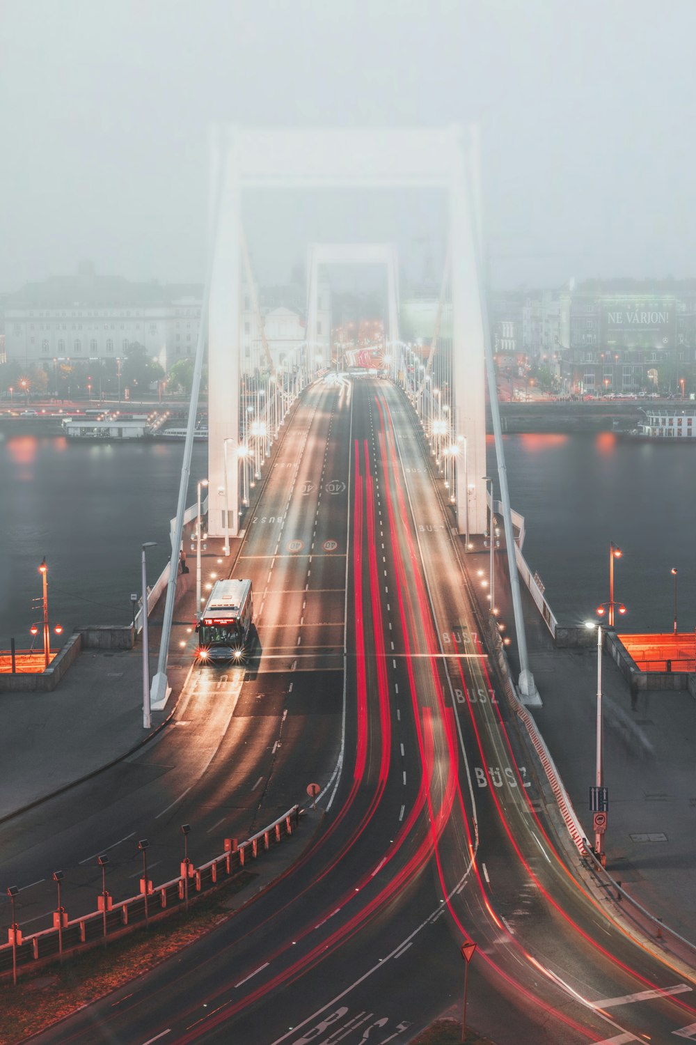 夜間の橋の上の交通の長時間の露出