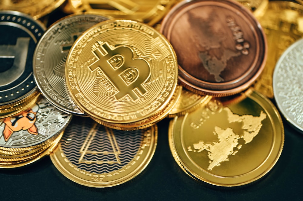 Ein Haufen Gold- und Silber-Bitcoins