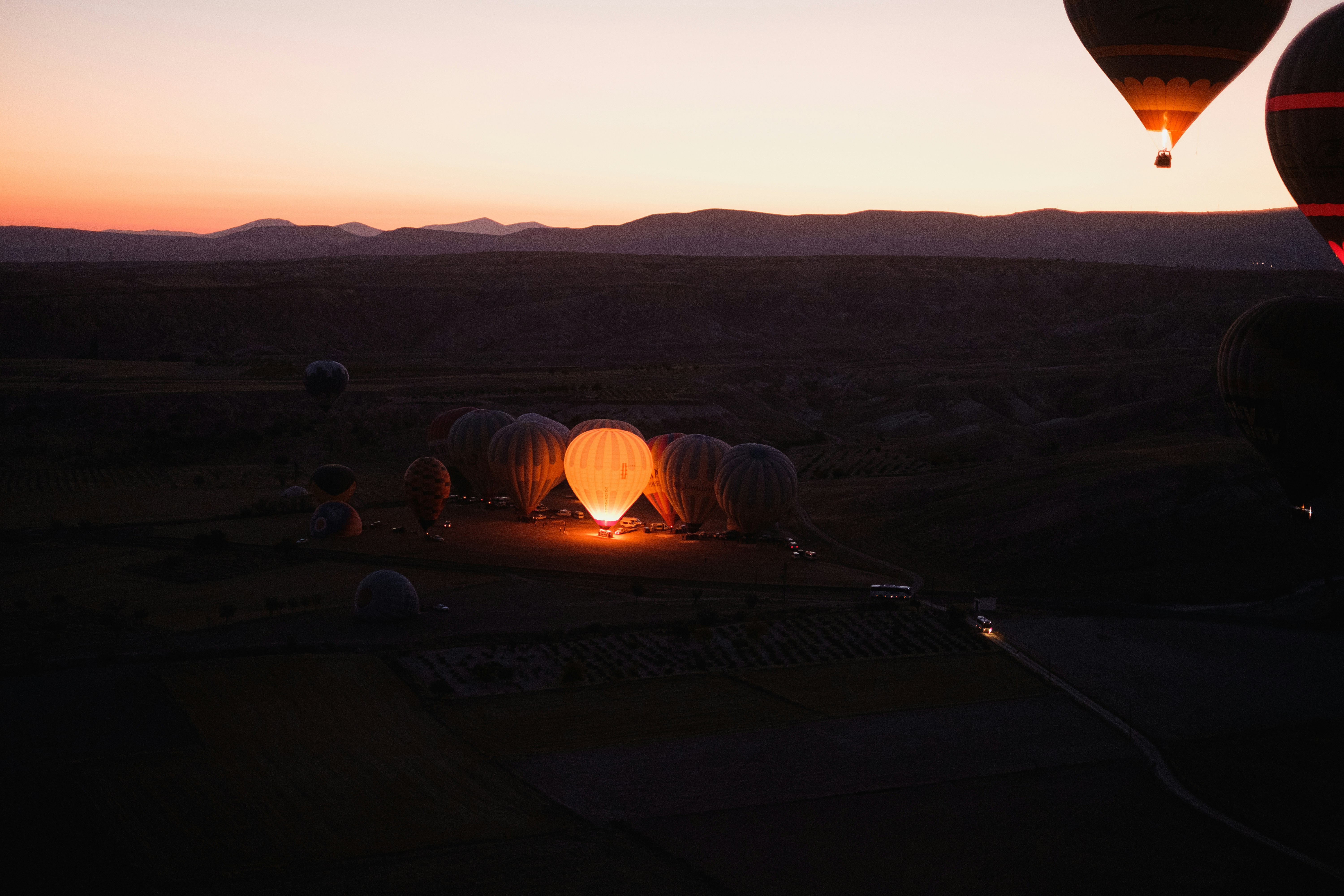 Ultralight tent mountain sunset, ilustrasi artikel The Best Lightweight Shelters for Fast and Light Hiking: Go Further, Carry Less 8