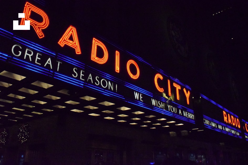 Un'insegna di Radio City illuminata di notte foto – New York Immagine  gratuita su Unsplash
