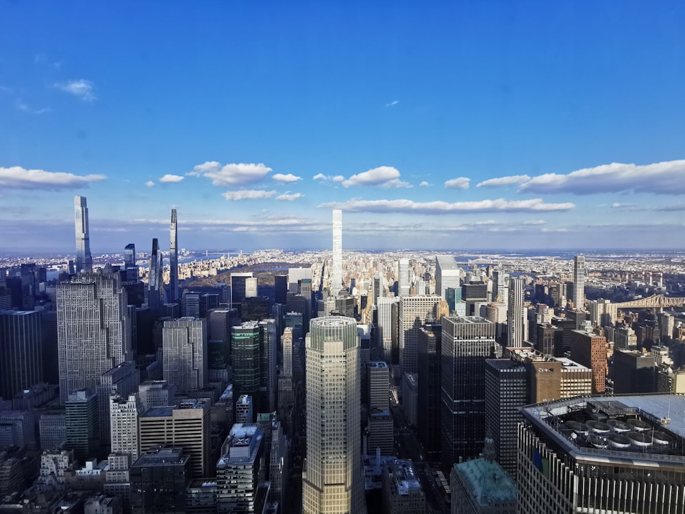 Una vista de una ciudad desde lo alto de un edificio