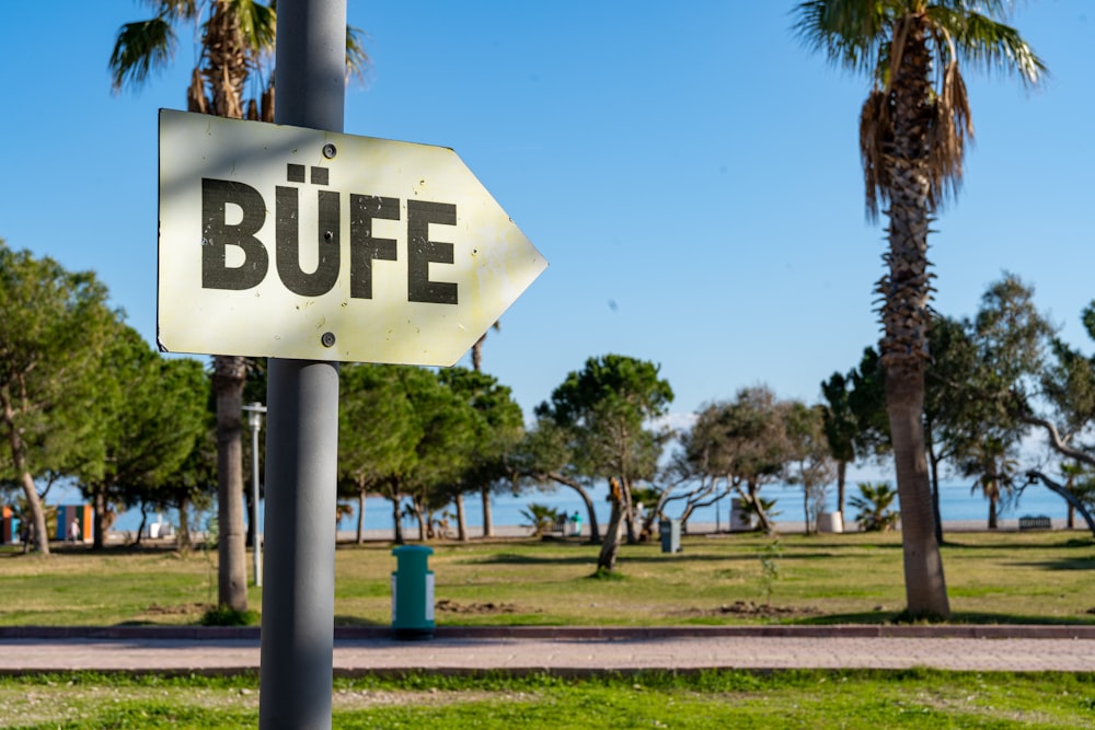 a street sign with the word bufe on it