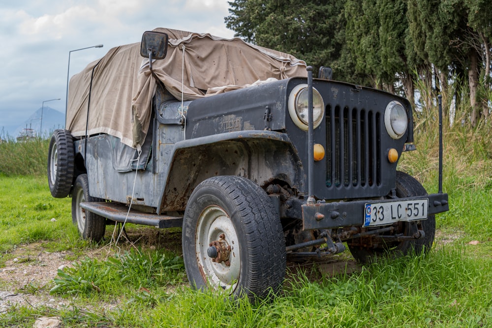 An old truck with a tarp on top of it photo – Free Antalya Image on Unsplash