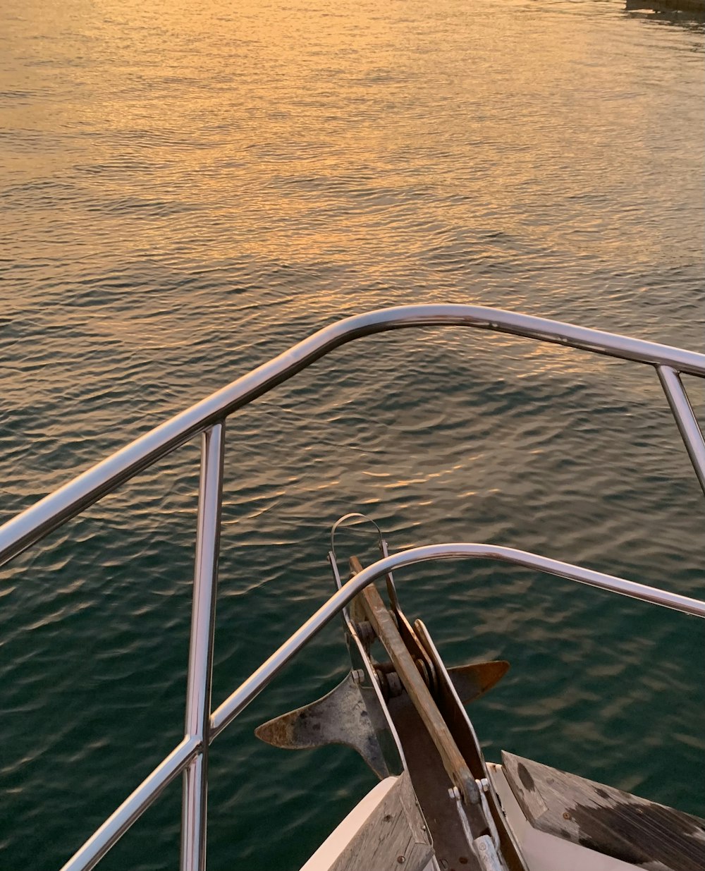 una barca che viaggia su uno specchio d'acqua al tramonto