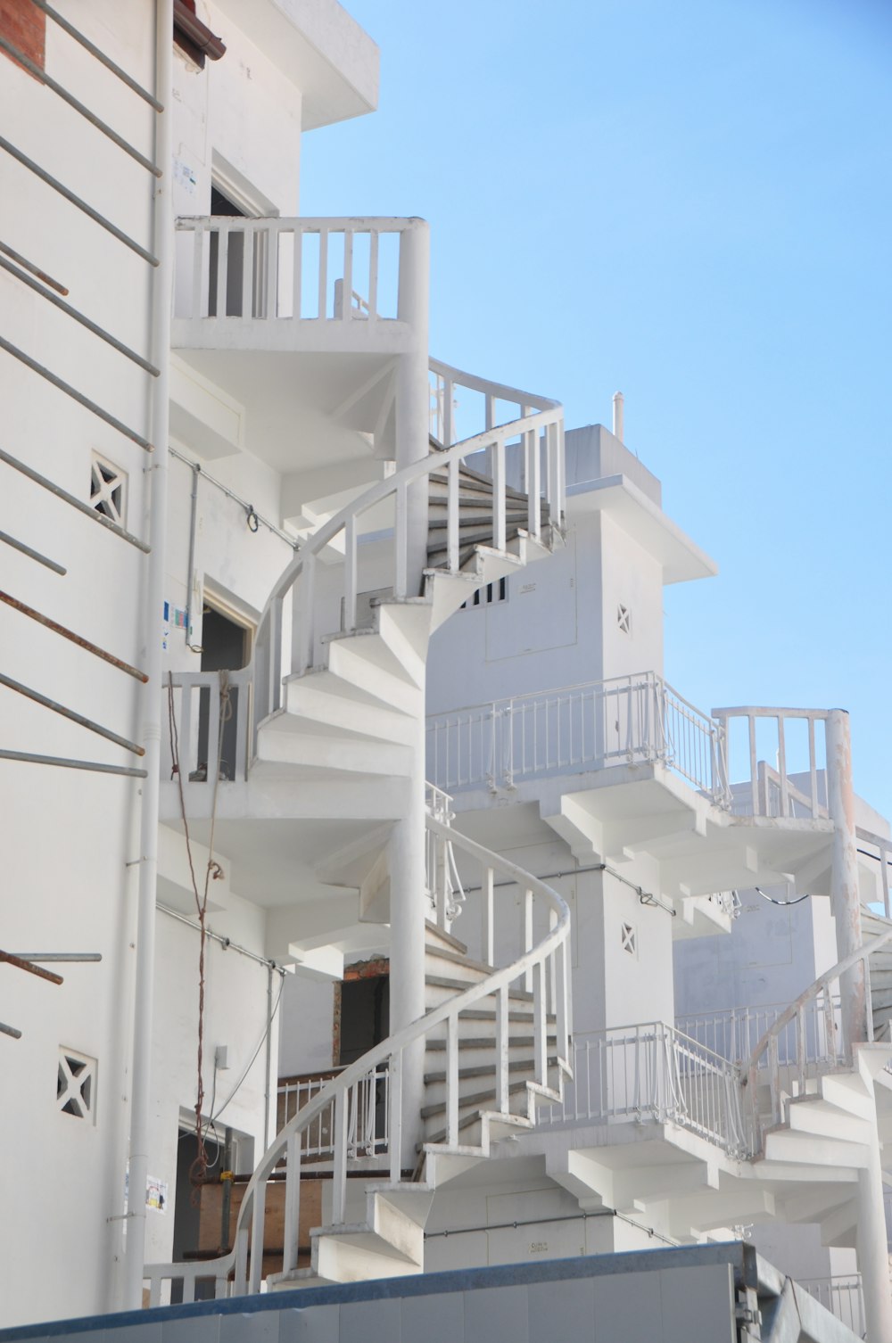 Un bâtiment blanc avec un tas de balcons