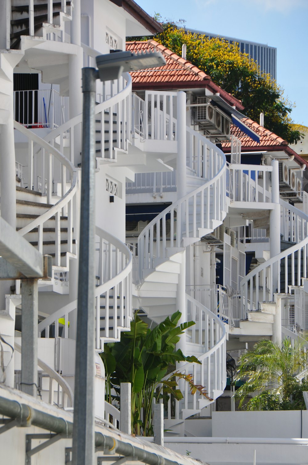 un tas de balcons qui sont côte à côte