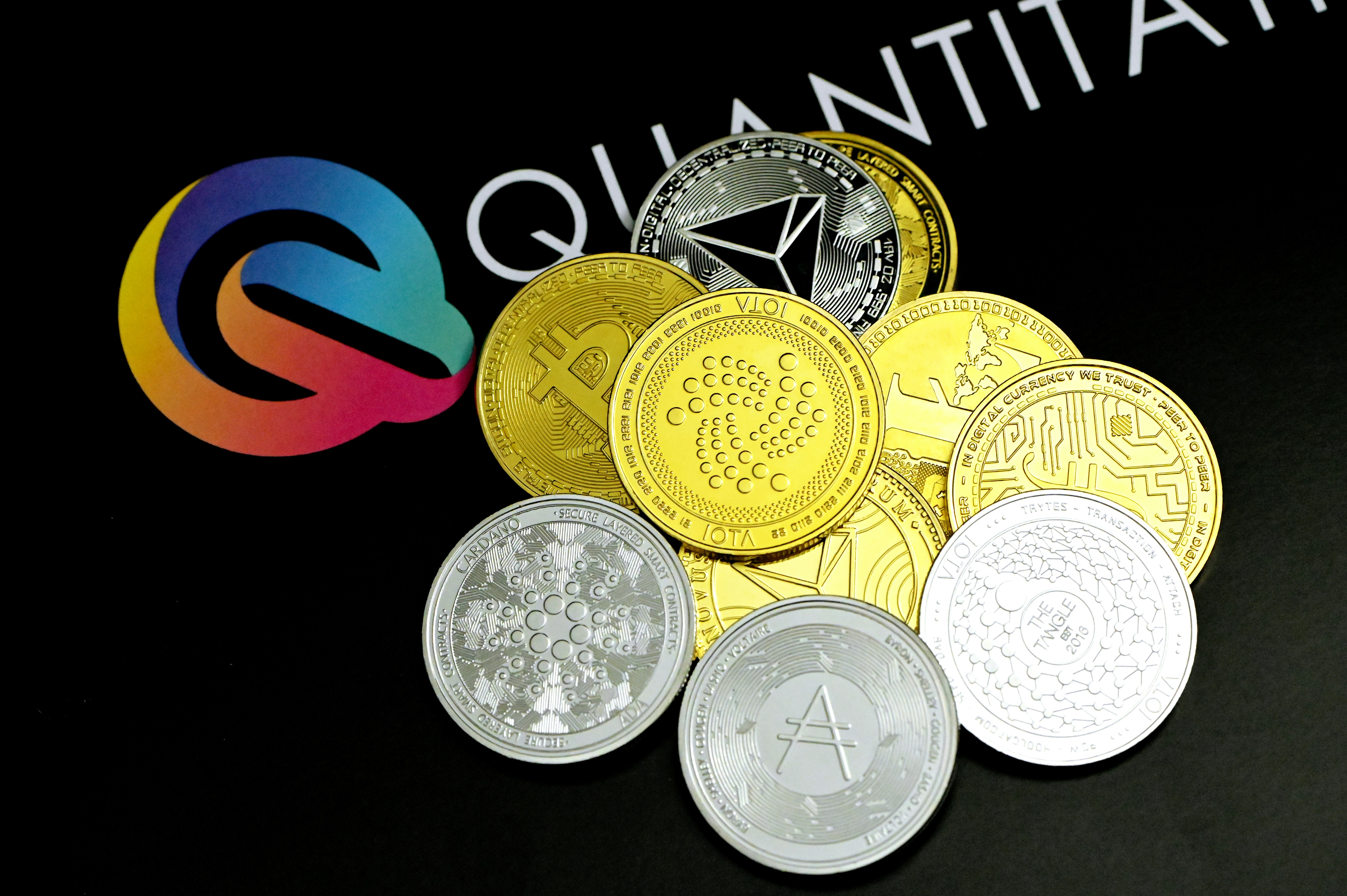 テーブルの上に置かれたコインの山