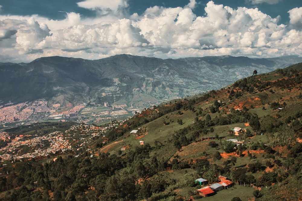 une vue panoramique sur une vallée et des montagnes