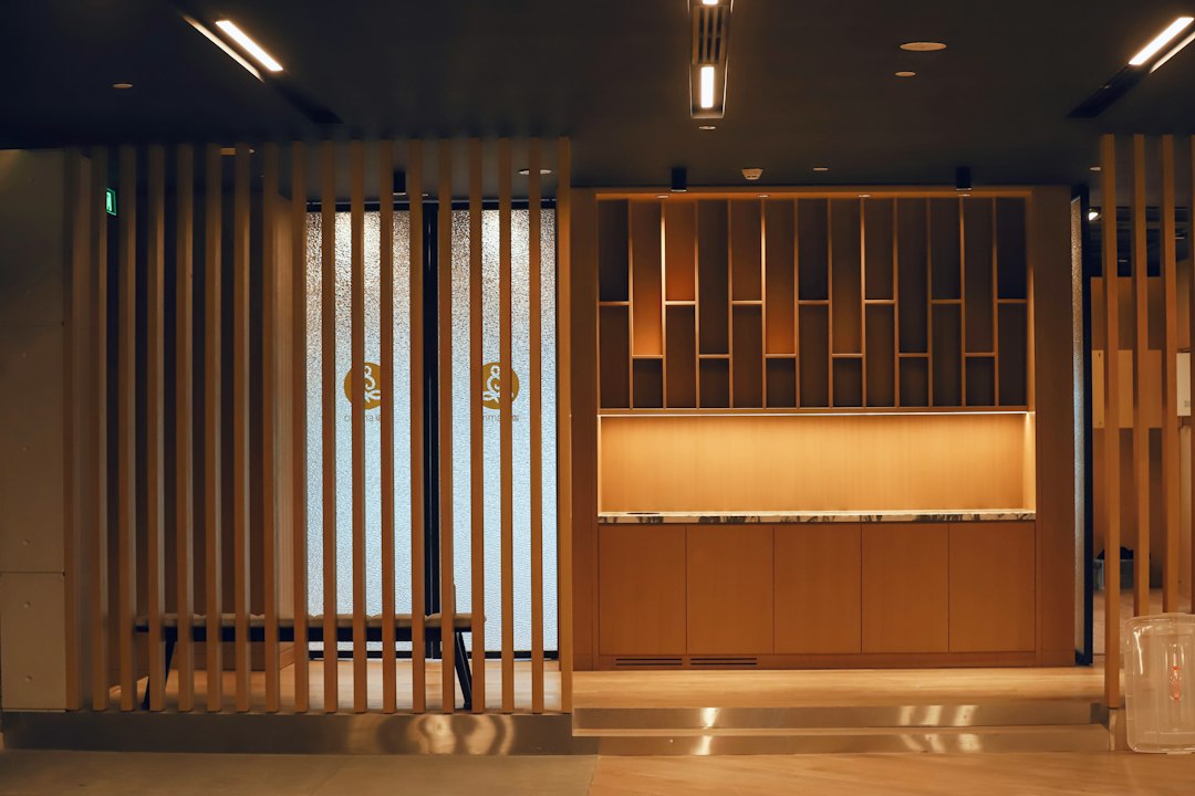 Natural Stone Flooring and Wall Cladding in Luxury Hotel Dining Rooms: Architectural Details and Project Supply Process