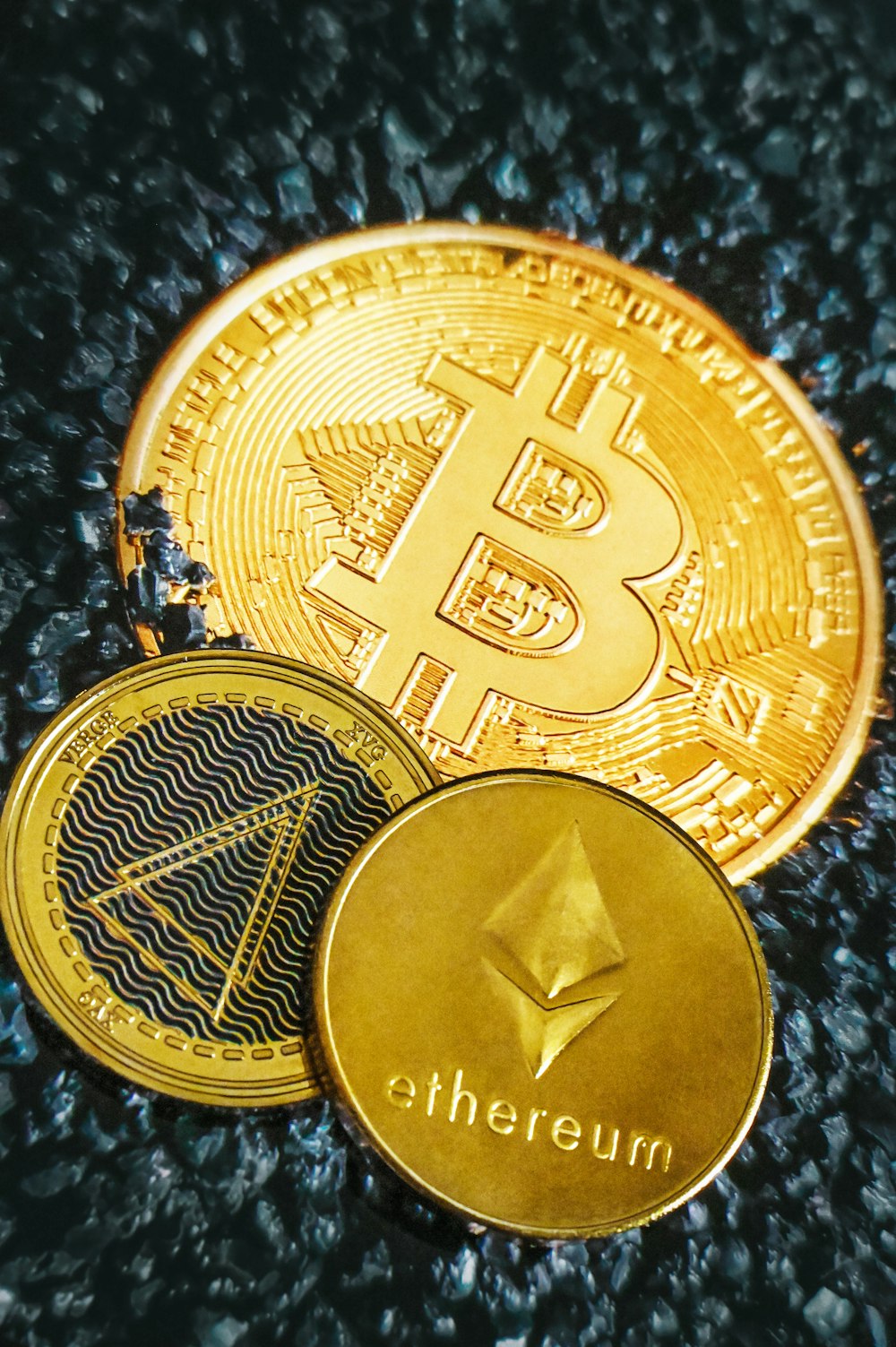 Un bitcoin sentado encima de una pila de monedas