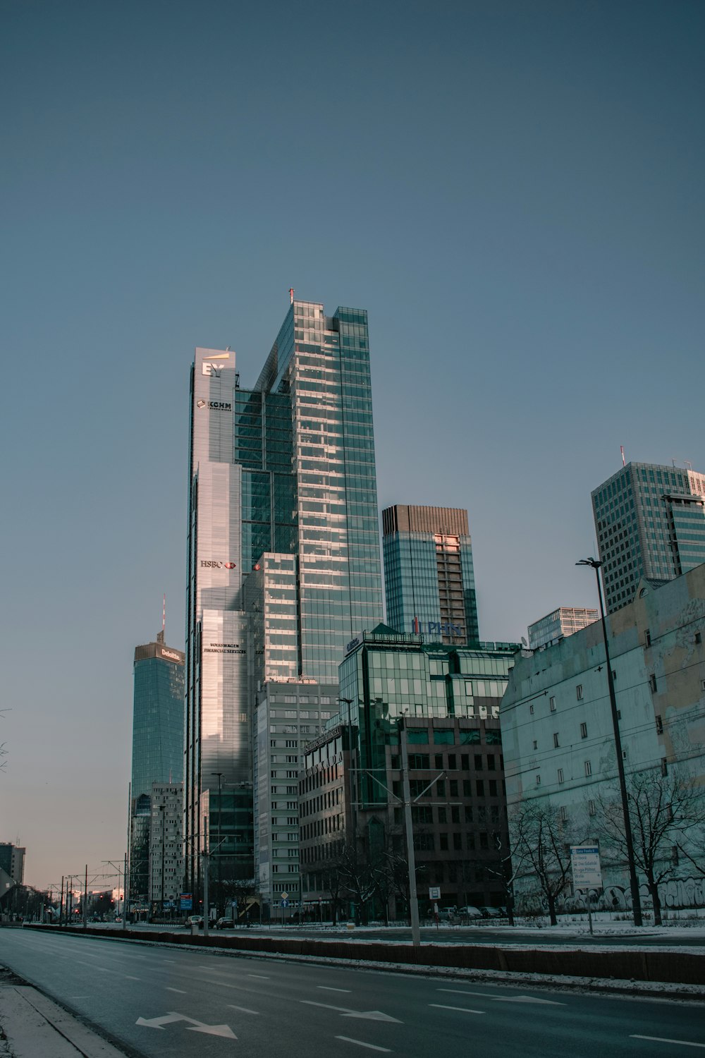 uma rua da cidade com um monte de edifícios altos