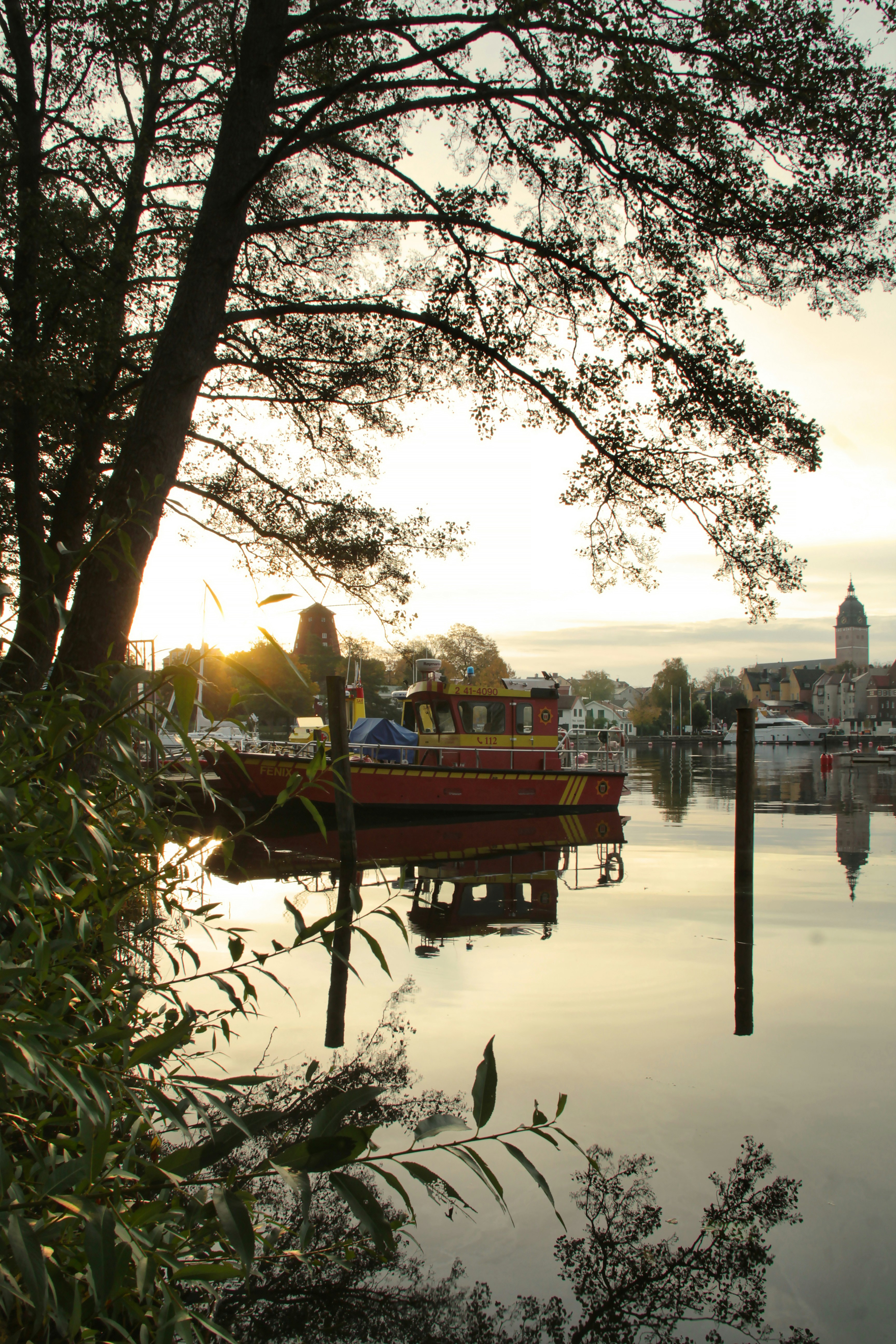 a boat is docked at a dock on a lake