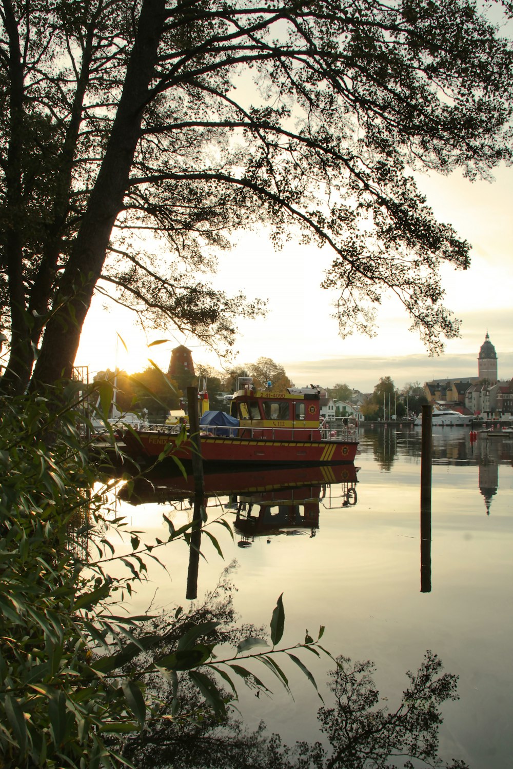 a boat is docked at a dock on a lake