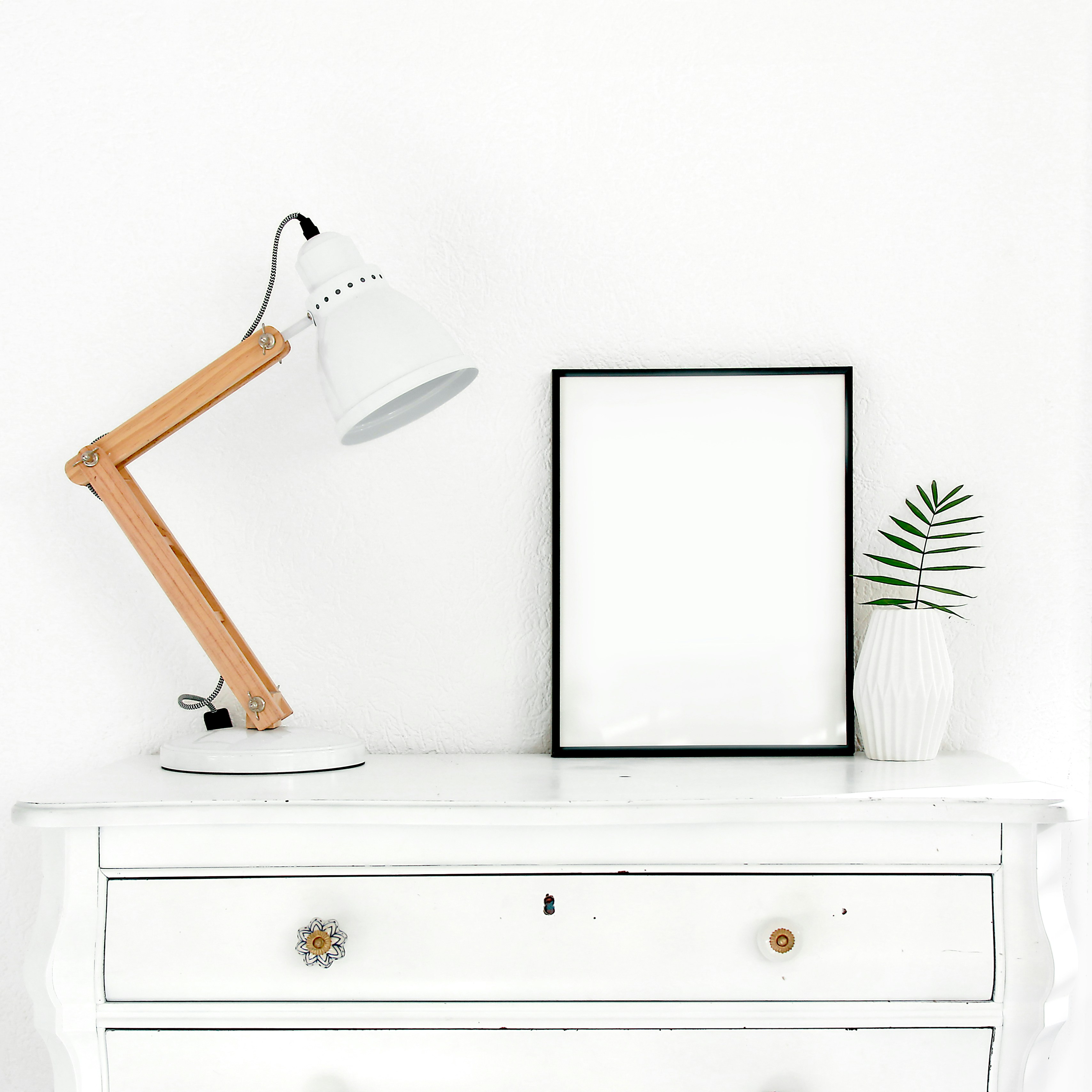 Kaliteli temel parçalardan oluşan gardırop düzeni, doğal ışıkta çekilmiş