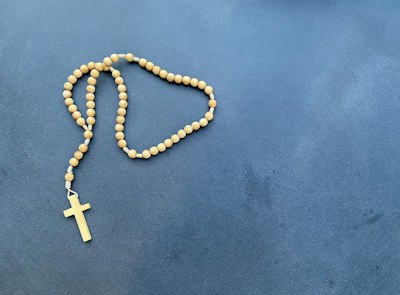 Rosario sobre una superficie azul