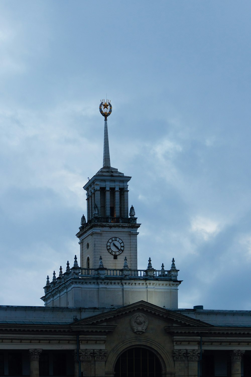 un bâtiment avec une horloge sur le dessus