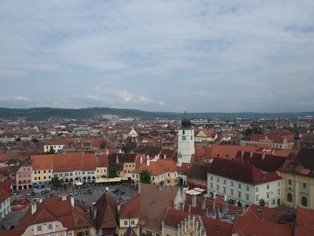 Blick auf eine Stadt von einem hohen Standpunkt aus