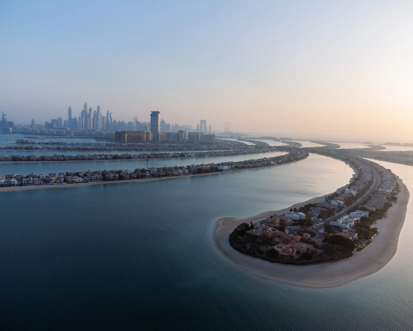 Luftaufnahme von Palm Jumeirah mit Palmenform und Küste