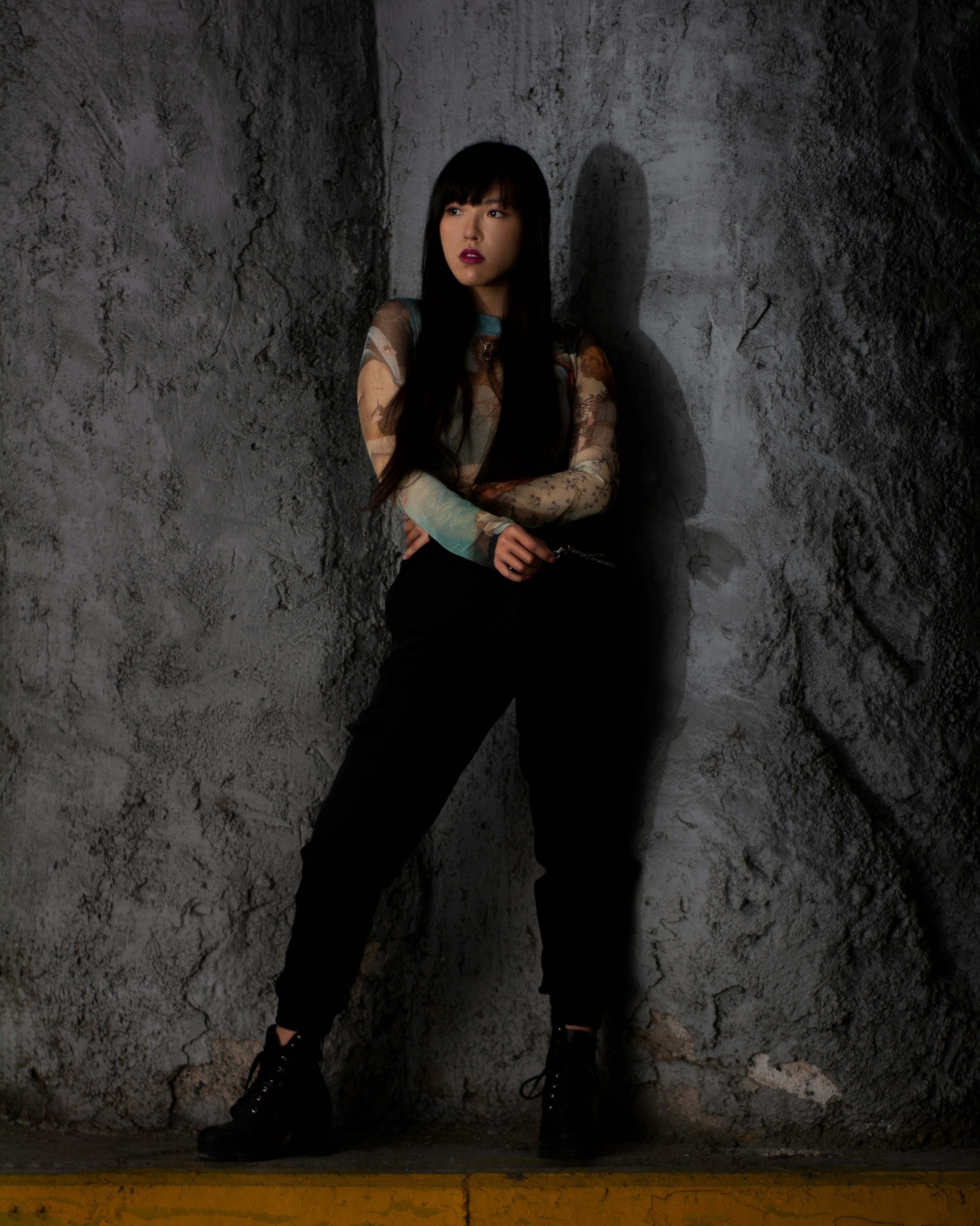 石垣の前に立つ女性