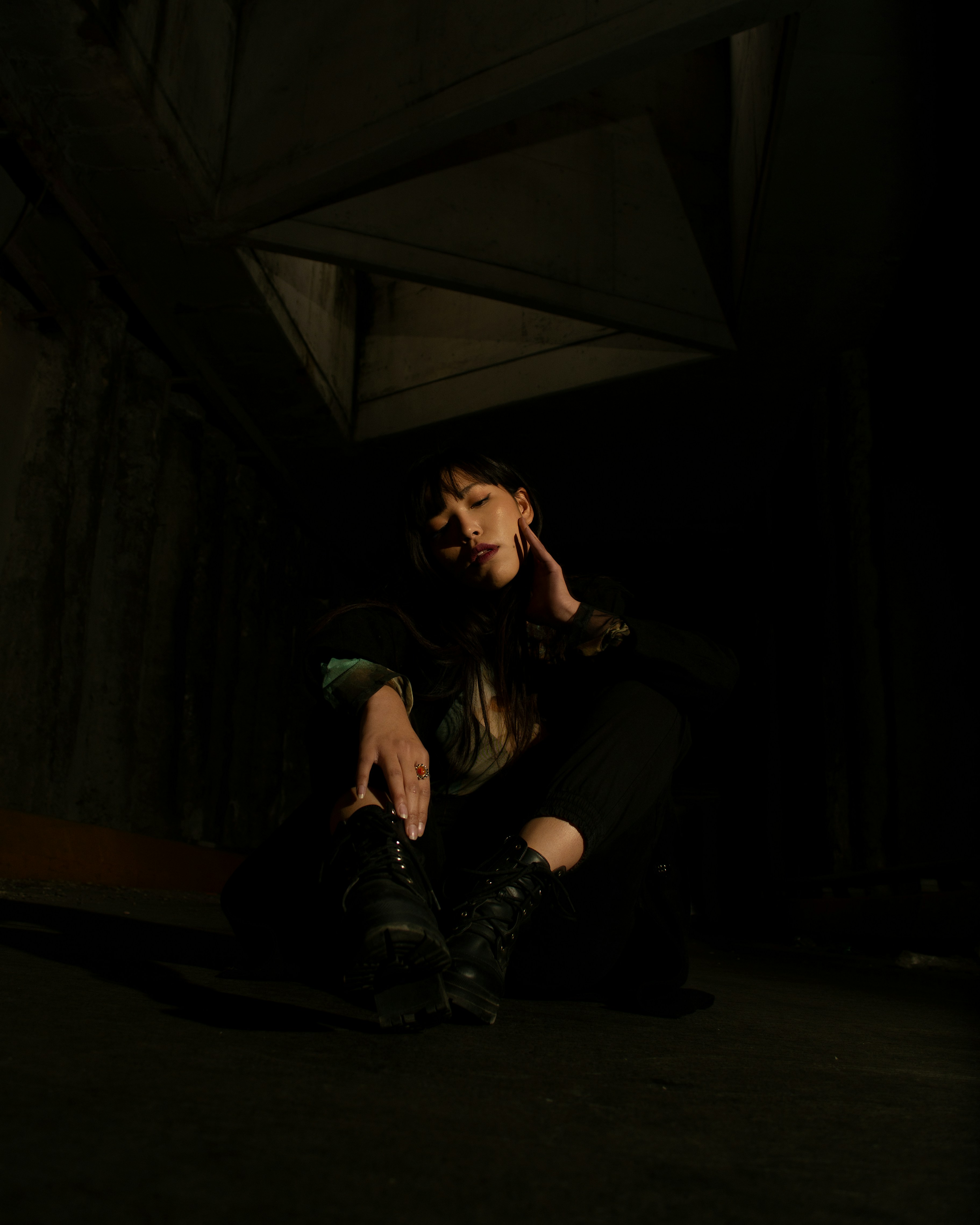 暗闇の中で地面に座っている女性