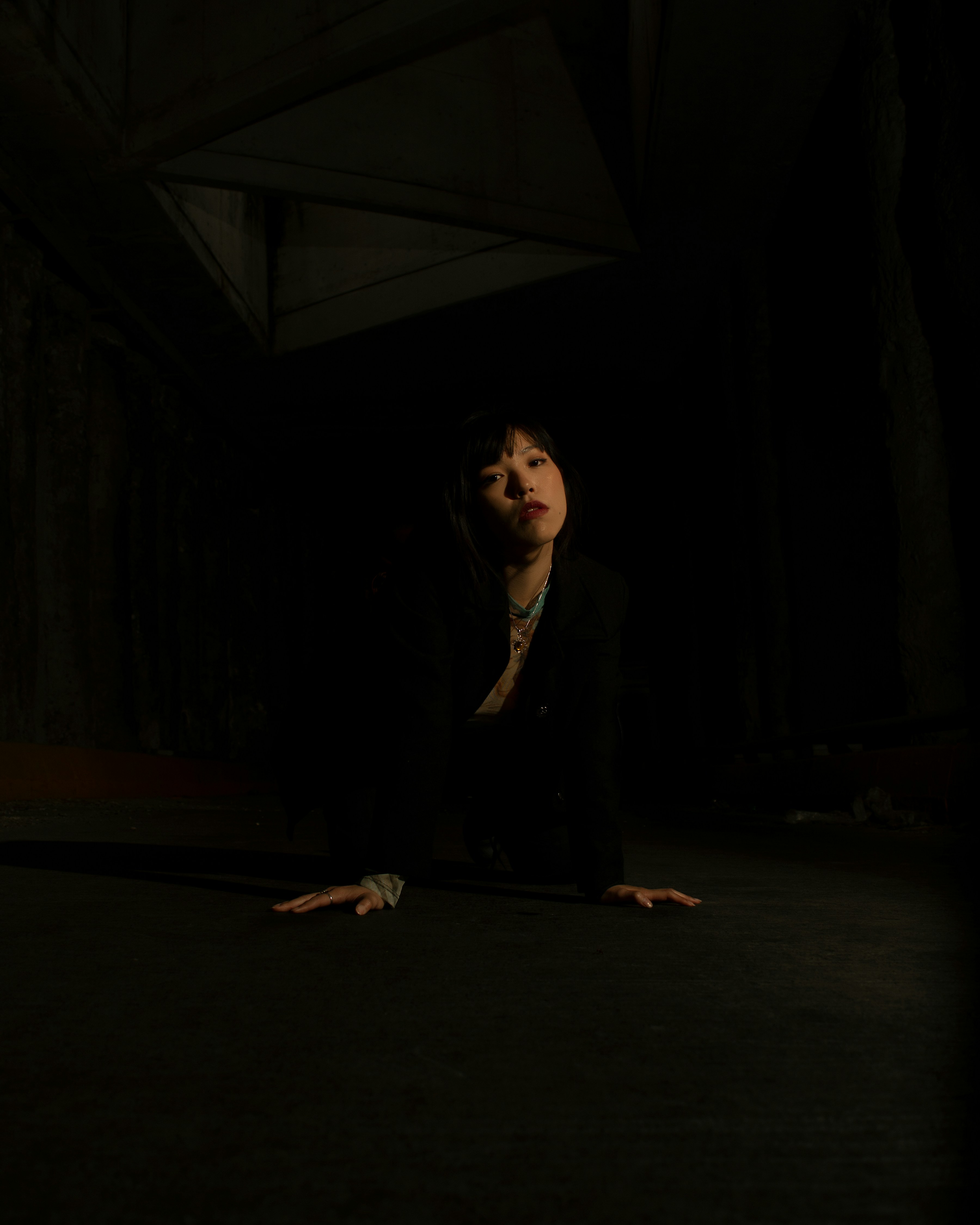 暗闇の中で床に座っている女性