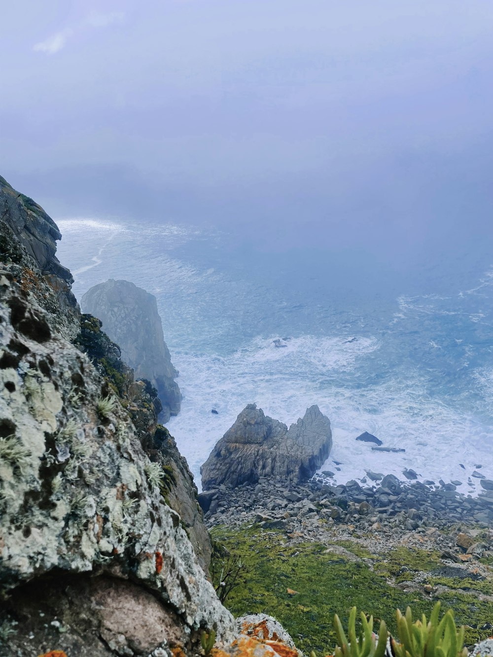 Blick auf das Meer von der Spitze eines Berges