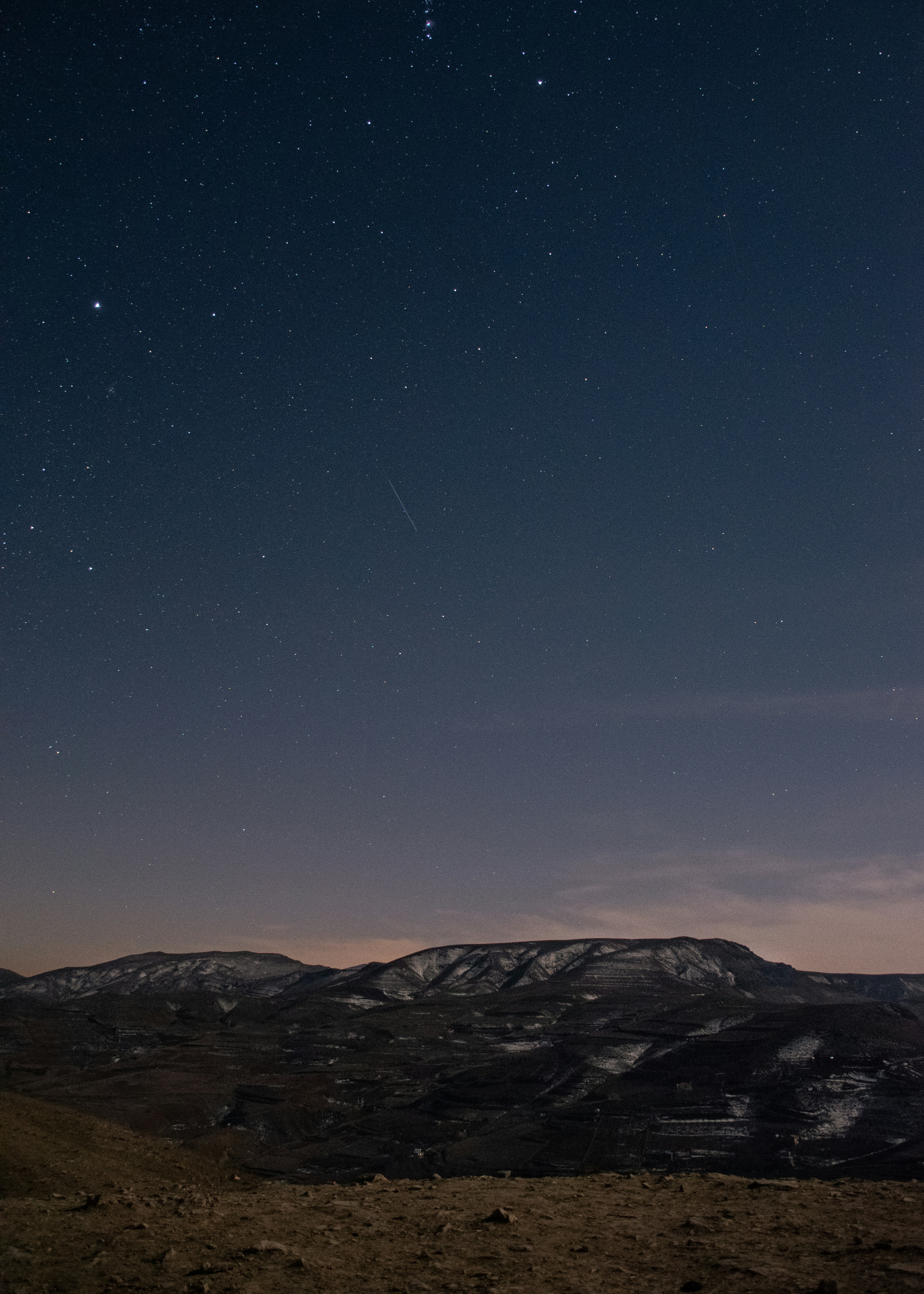 山脈の上に星が咲く夜空