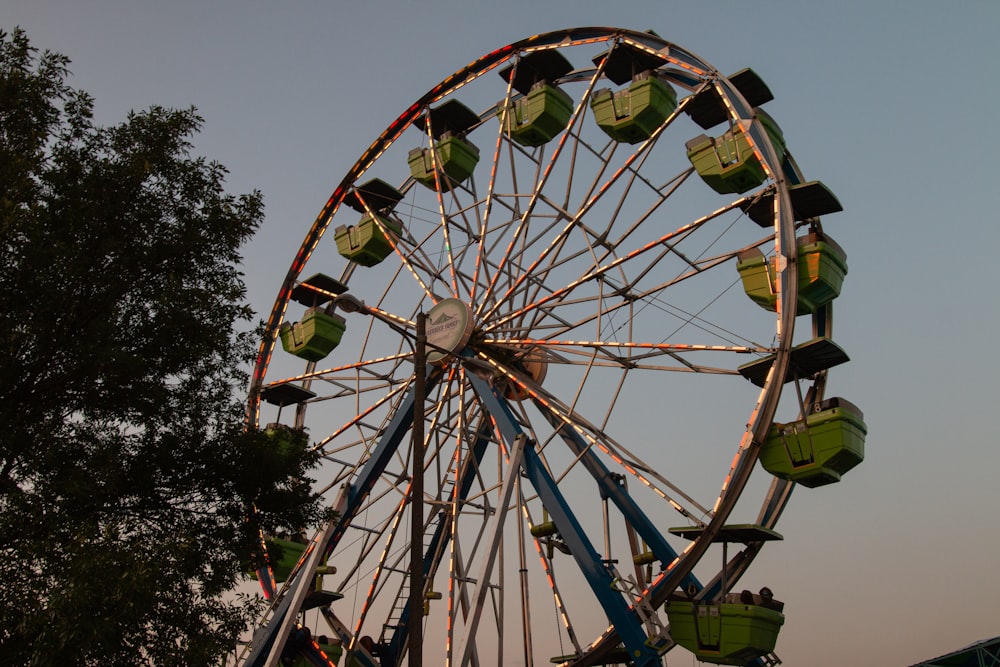 Ein großes Riesenrad neben einem Baum