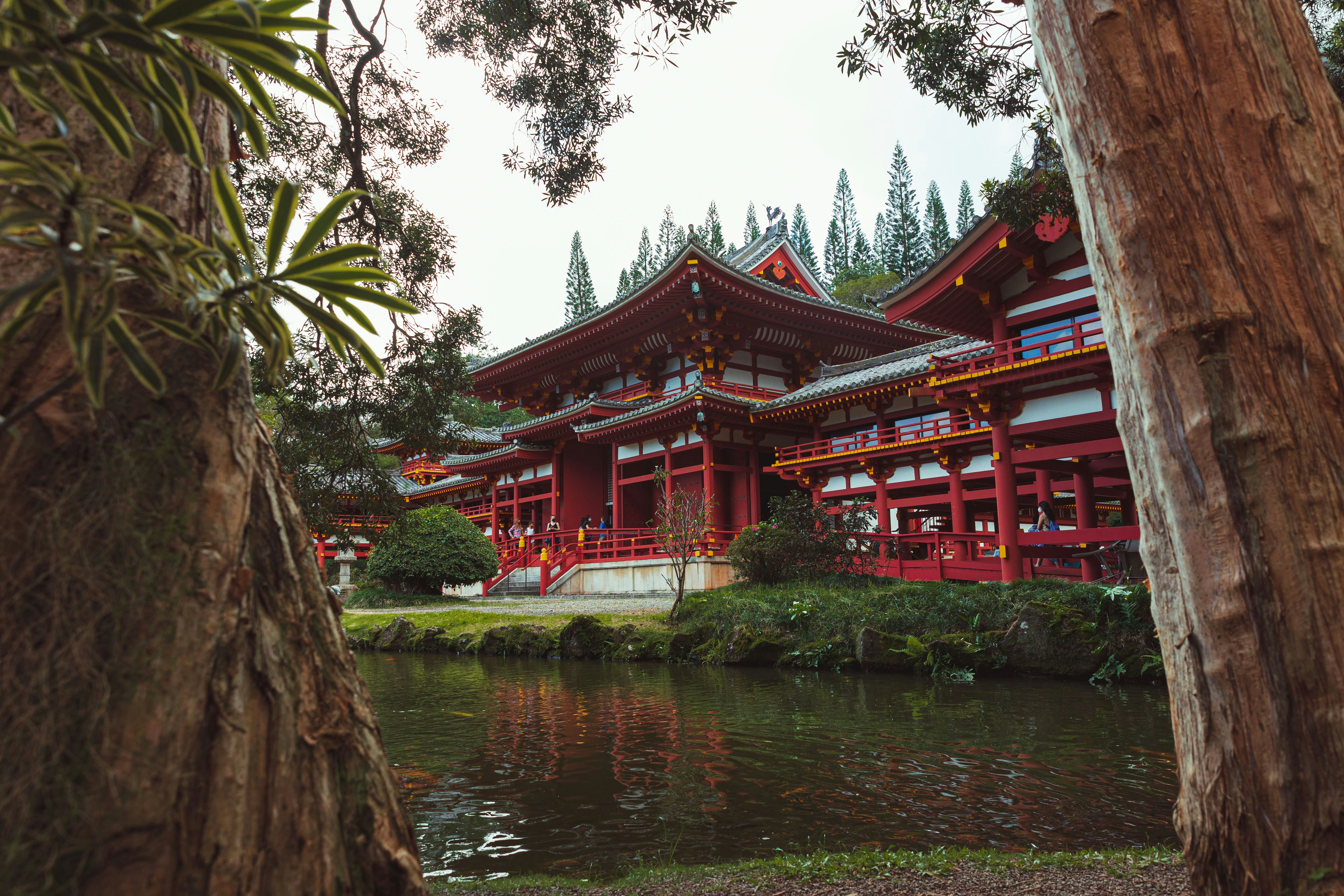 Un edificio rosso seduto accanto a uno specchio d'acqua