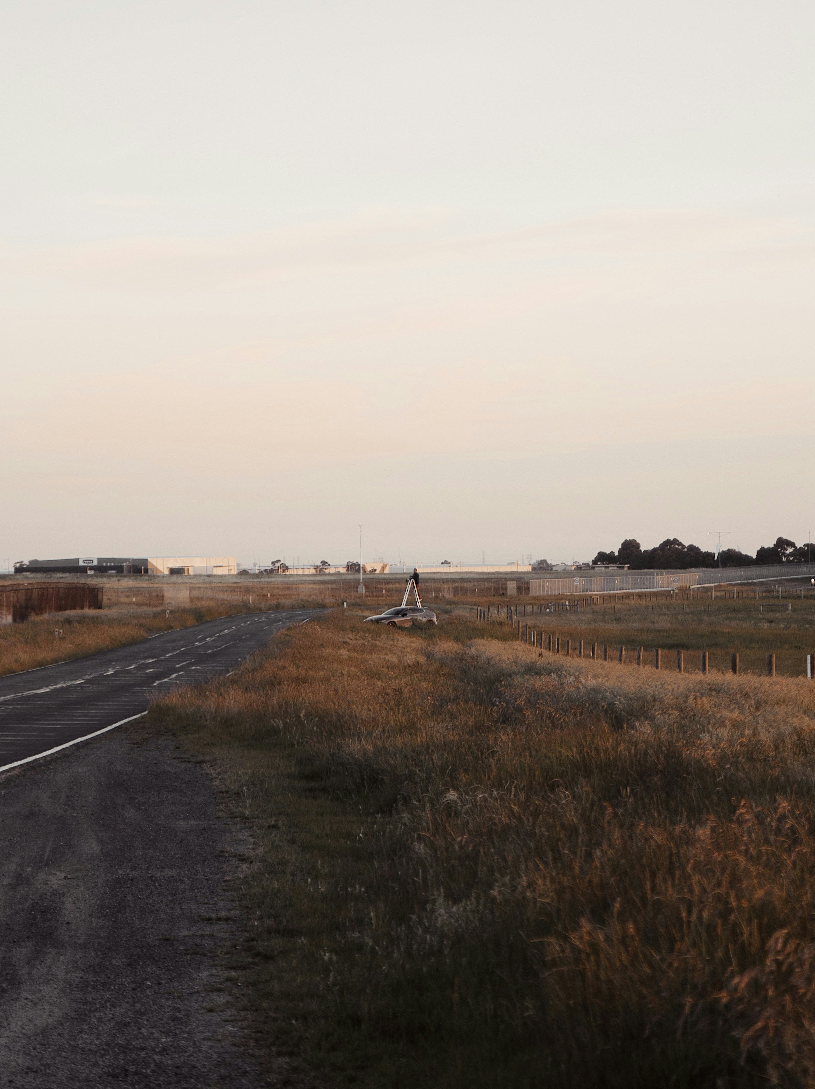 eine Person, die am Straßenrand steht