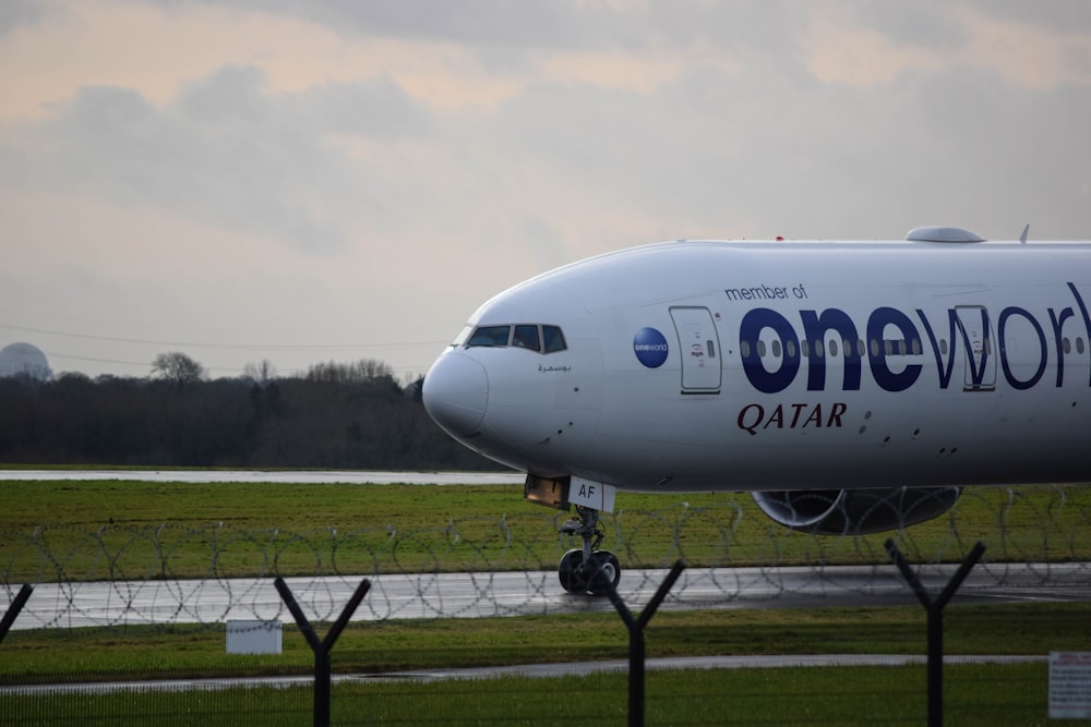 um grande avião branco em uma pista