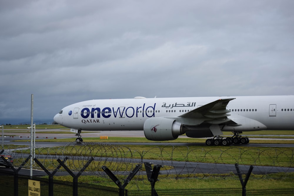 Un aereo One World sulla pista di un aeroporto