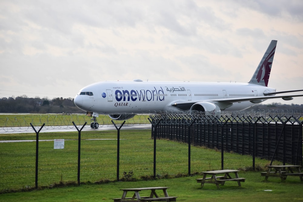 un grande aereo di linea seduto in cima a una pista dell'aeroporto