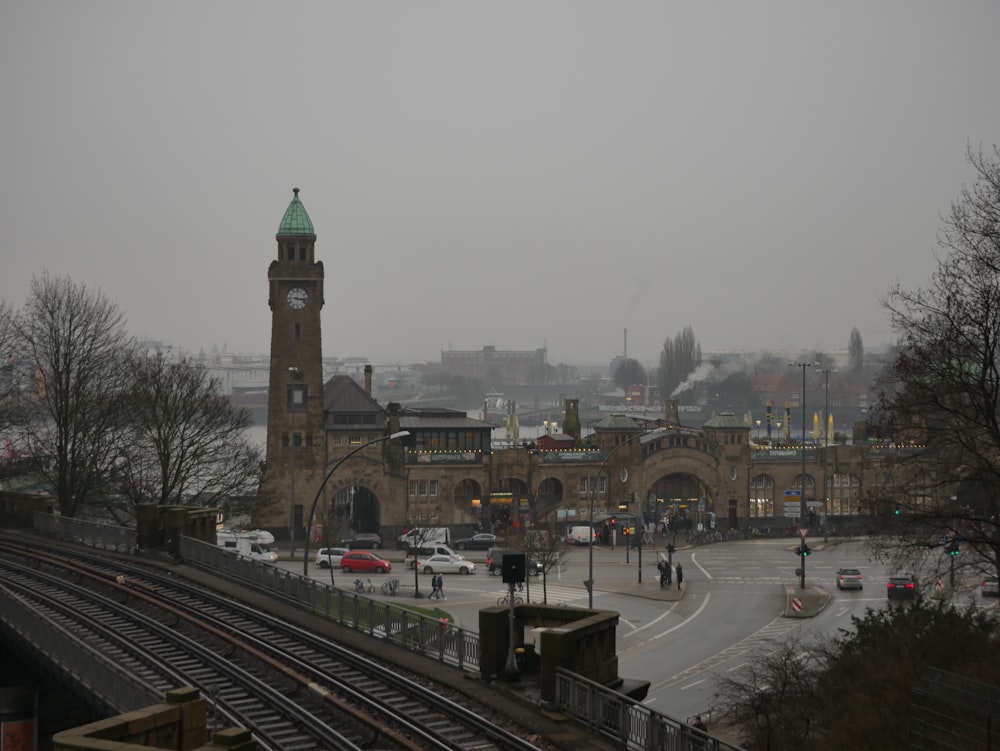 Ein Bahnhof mit einem Uhrturm im Hintergrund