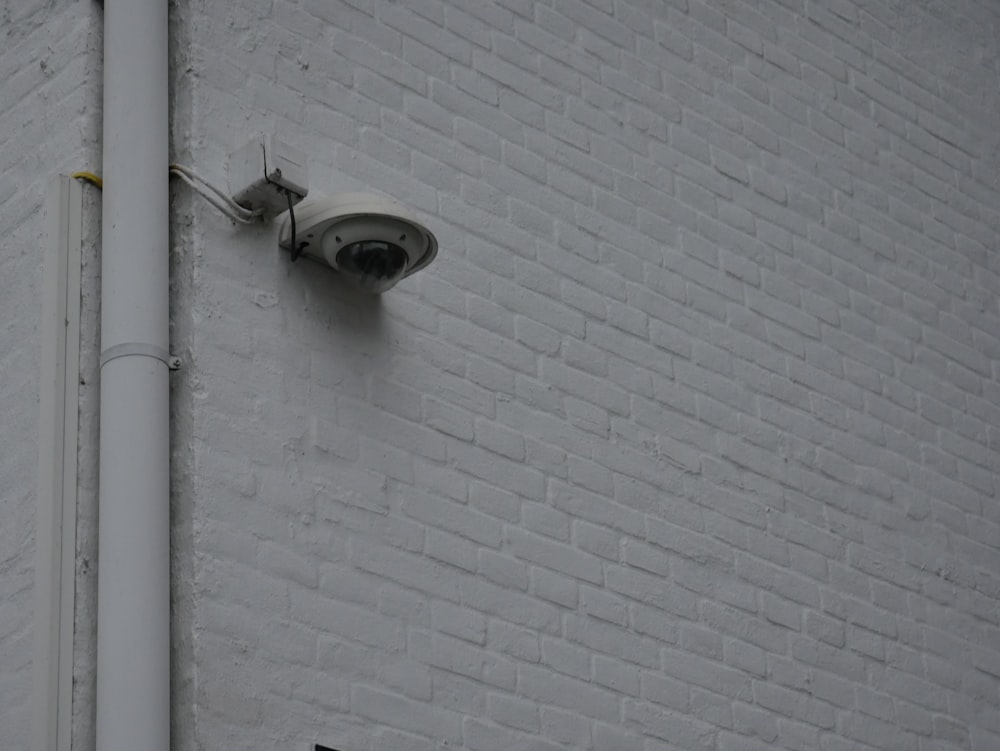 uma câmera de segurança montada ao lado de um edifício