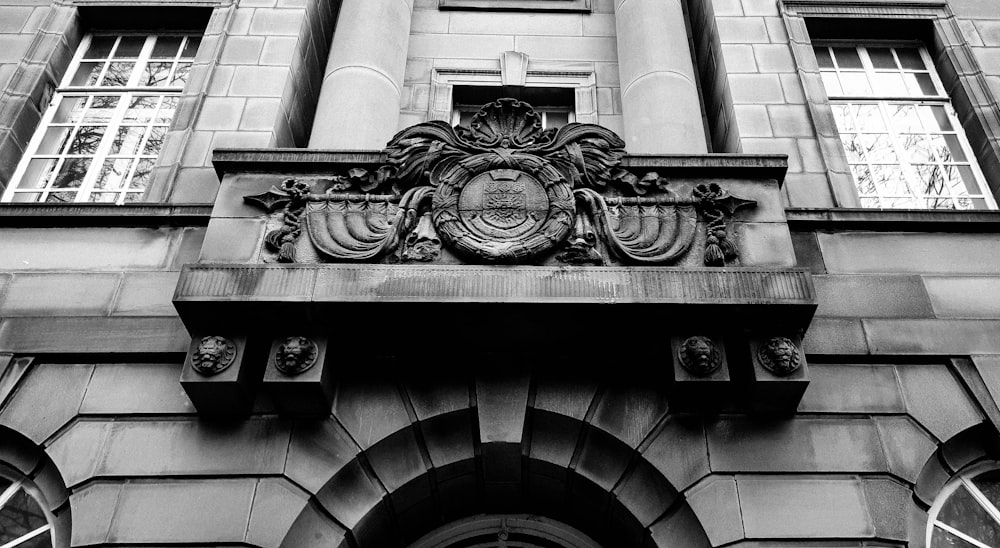 Una foto en blanco y negro de un edificio