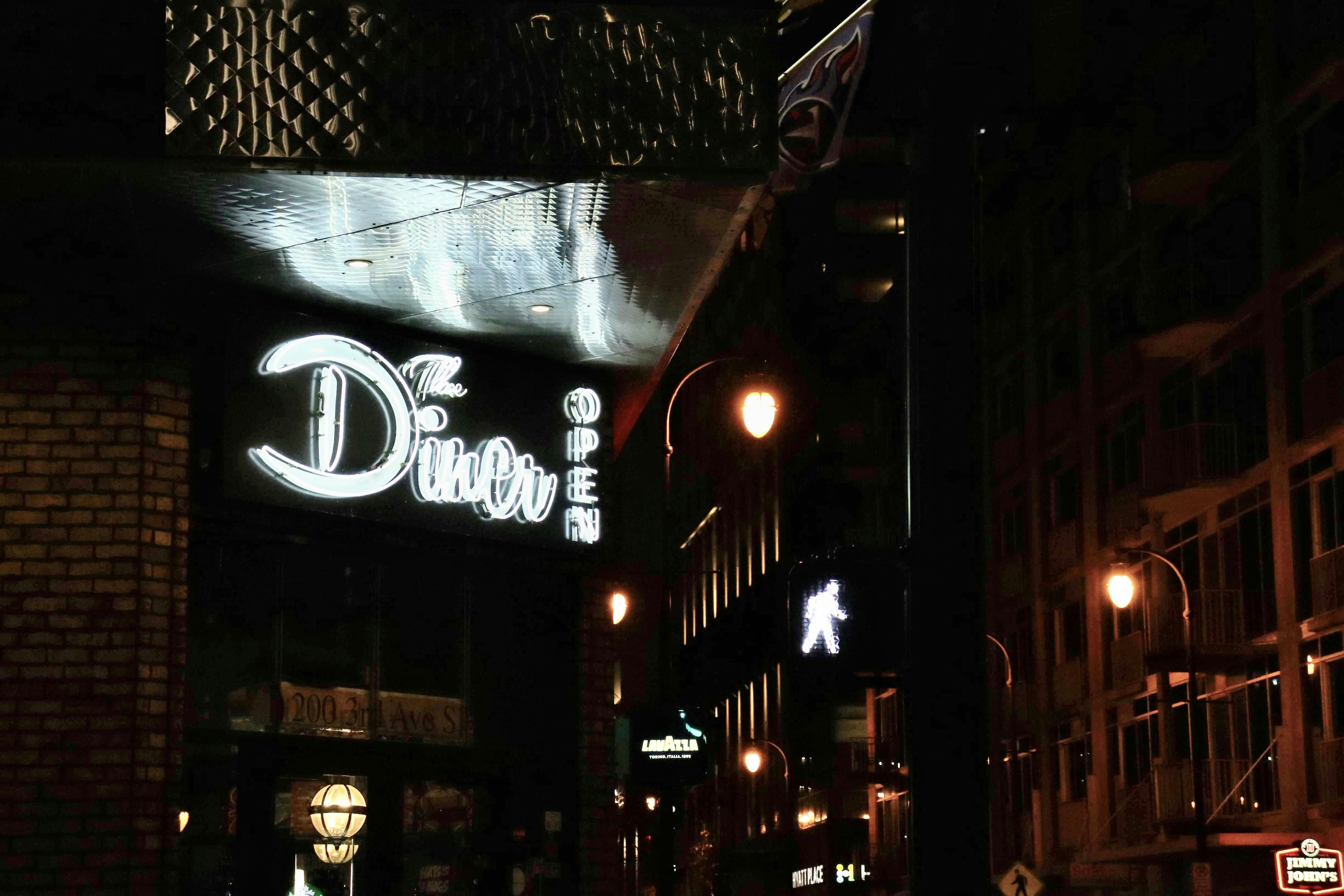 Tee Templeton: Neskoré umelecké prebudenie a album Diner of Doubt