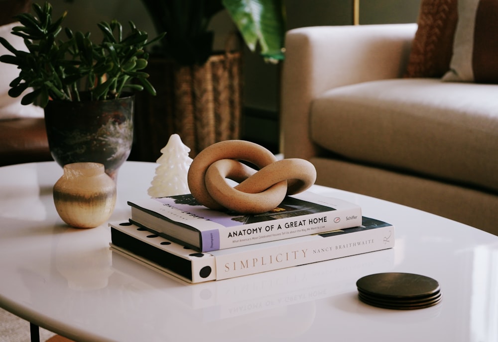 uma mesa coberta com livros e um par de pretzels