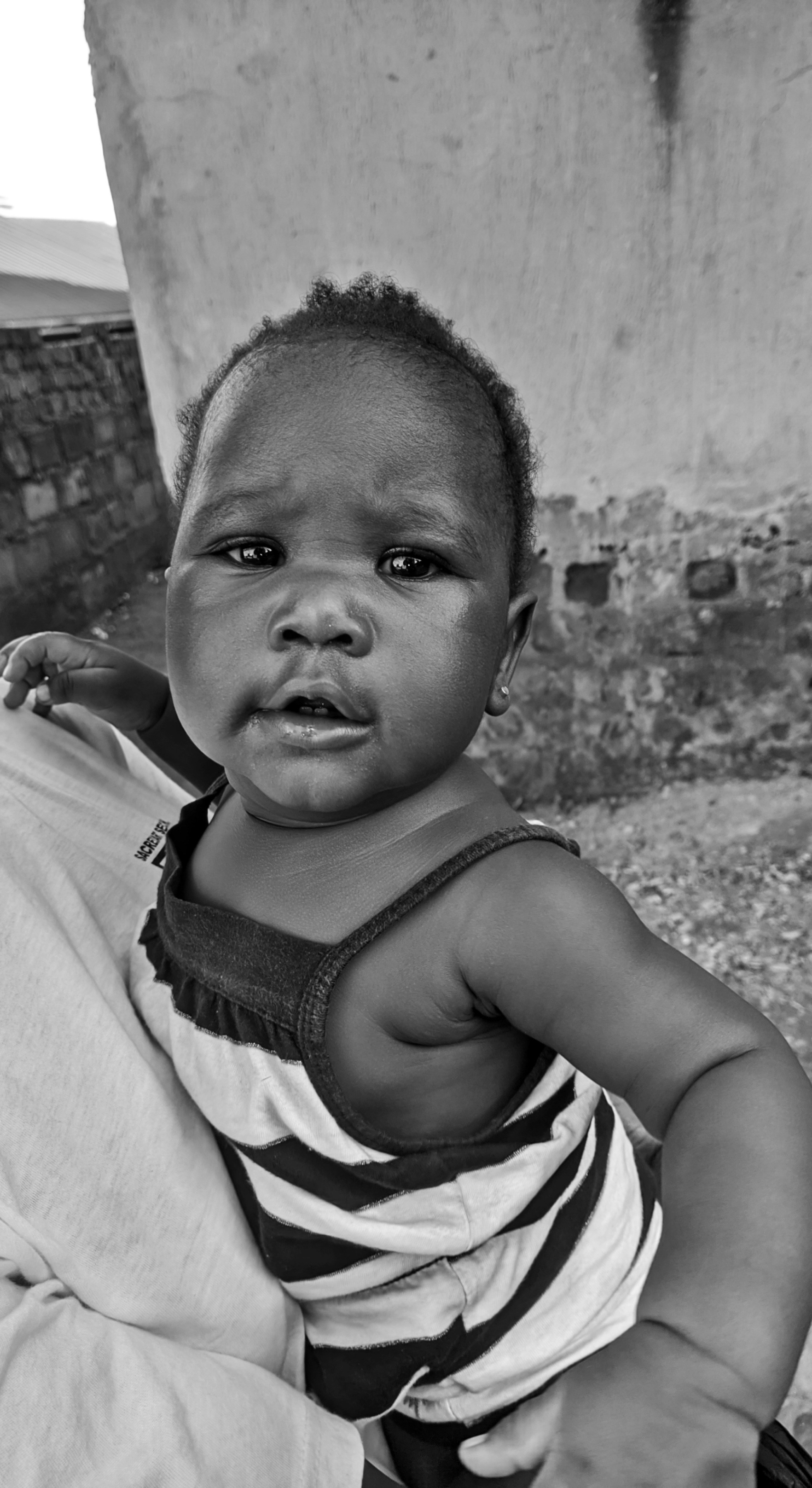 Una foto in bianco e nero di un bambino che piange foto – Immagine gratis  di Ritratto su Unsplash, image size:3000x5496