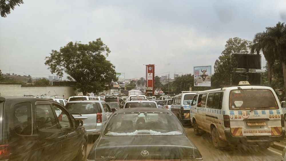 a busy city street filled with lots of traffic