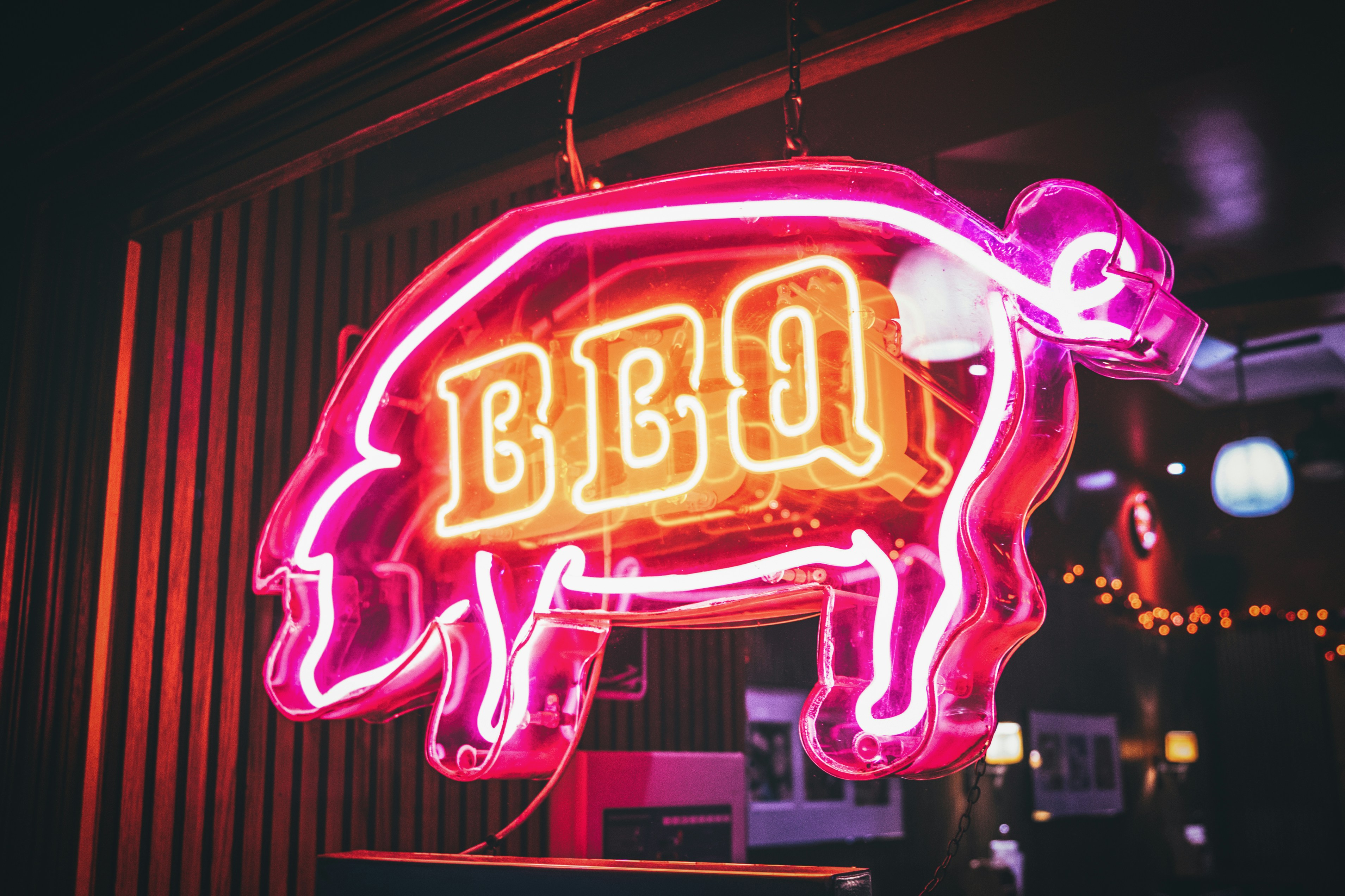 https://images.unsplash.com/photo-1640859856457-f619953777f4?ixid=M3w2MjYzNjJ8MHwxfHNlYXJjaHwxfHxCQlElMjByZXN0YXVyYW50fGVufDB8MHx8fDE3ODEzNzAyOTB8MA&ixlib=rb-4.1.0