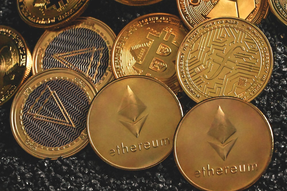 Ein Haufen Gold-Bitcoins sitzt nebeneinander
