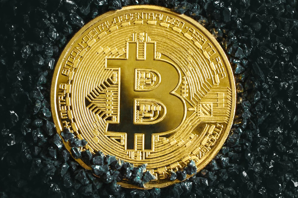 Un bitcoin se muestra en una superficie negra