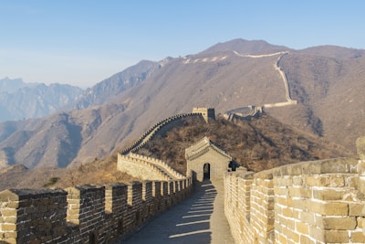the great wall of china with mountains in the background