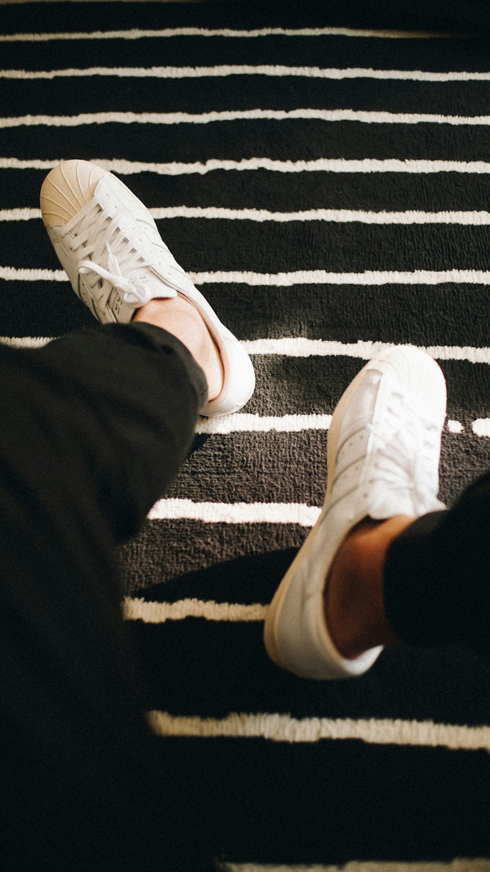 Foto Dos personas de pie sobre una alfombra a rayas blancas y negras –  Imagen Comida gratis en Unsplash
