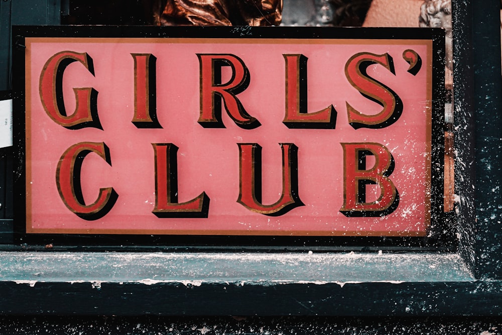 a pink sign that says girls'club on it